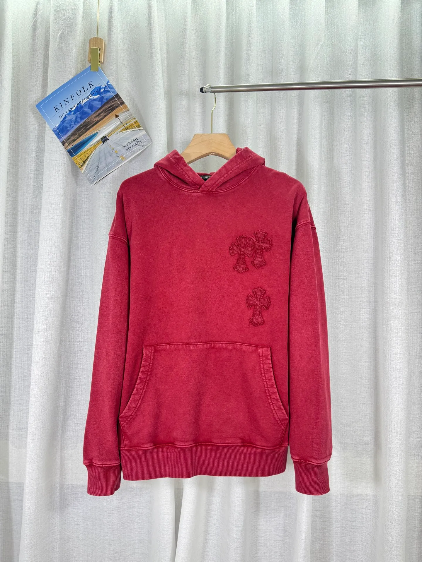 P310 top version, real shot without P, ​​different from market currency) 𝗖𝗵𝗿𝗼𝗺𝗲 𝗛𝗲𝗮𝗿𝘁𝘀/Cro Heart 2025 washed and burned flower patch embroidered autumn and winter new original single counter American style 3D three-dimensional couple casual hooded sweatshirt 👑The highest version! Customized fabric 480g tripe terry fabric! American acid-washed and distressed original fabric, laser burning + patch embroidery, exquisite embroidery of letters! The best-selling model in the counter, very comfortable to wear. Accessories: original molded and authenticated collar label➕100% silk wash label. Genuine purchase-grade original hangtag➕matching hanging rope➕3D hanging beads➕original packaging bag. Craftsmanship: The original version has consistent wiring! The highest version of the armhole matching technique! Color: Black Red Size: S M L XL Style No.: 9331